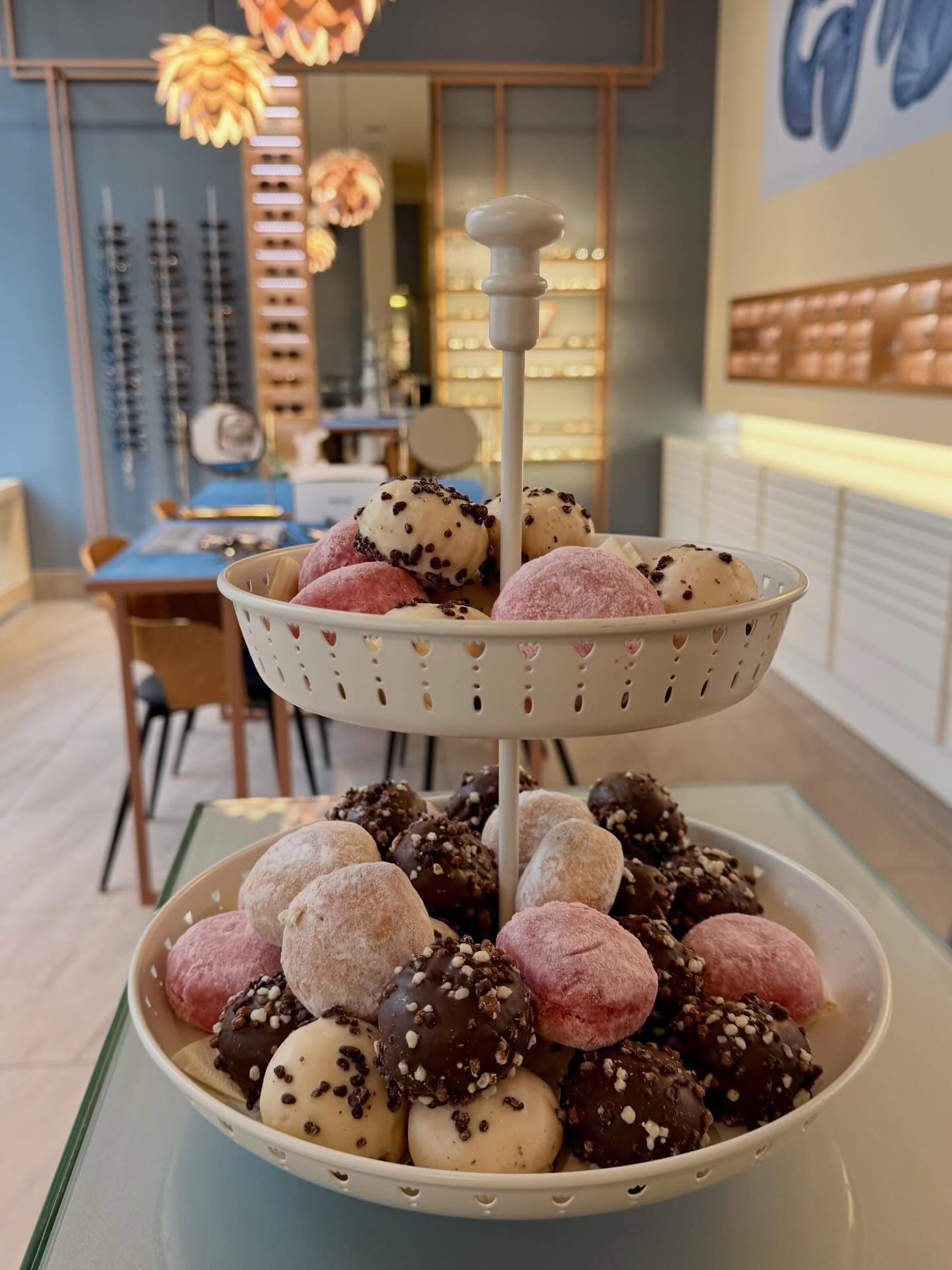 Jedna para okularów do patrzenia z miłością, druga do patrzenia na pączki😍😆
Chodźcie do nas na pączki, kupcie 2 pary okularów i zgarnijcie 15% zniżki z okazji nadchodzących walentynek.
www.optolens.pl
#optolens #optykpoznan #optometrystapoznan #okulistapoznan #badaniewzroku walentynki tłustyczwartek