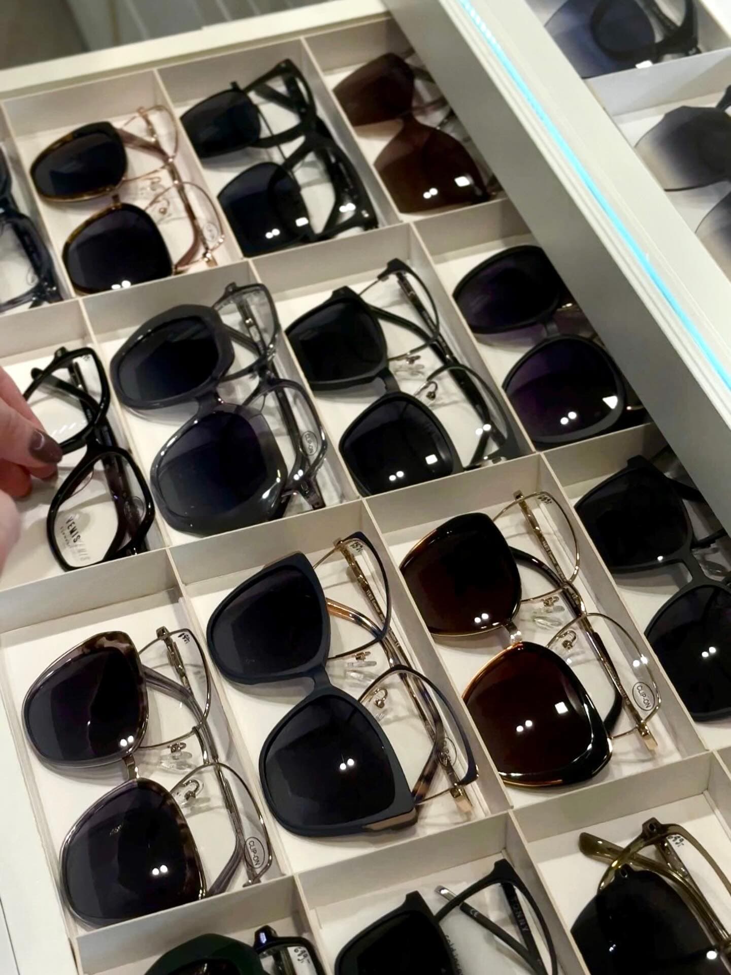 Mamy dla Was coś, czego potrzebujecie, a być może jeszcze o tym nie wiecie✨ Okulary korekcyjne z nakładką przeciwsłoneczną! 😎
✔ 2 w 1 - na co dzień nosisz okulary korekcyjne, a gdy pojawia się słońce, w kilka sekund zmieniasz je w przeciwsłoneczne.
✔ Wygoda - nie musisz nosić ze sobą drugiej pary okularów.
✔ Idealne dopasowanie - nakładka jest dopasowana do oprawy, dzięki czemu wygląda estetycznie i dobrze się trzyma.
✔ Oszczędność - zamiast dwóch par okularów masz wszystko w jednym.
To świetne rozwiązanie dla kierowców, osób aktywnych i wszystkich, którzy chcą mieć komfort widzenia w każdej sytuacji - niezależnie od pogody.
www.optolens.pl