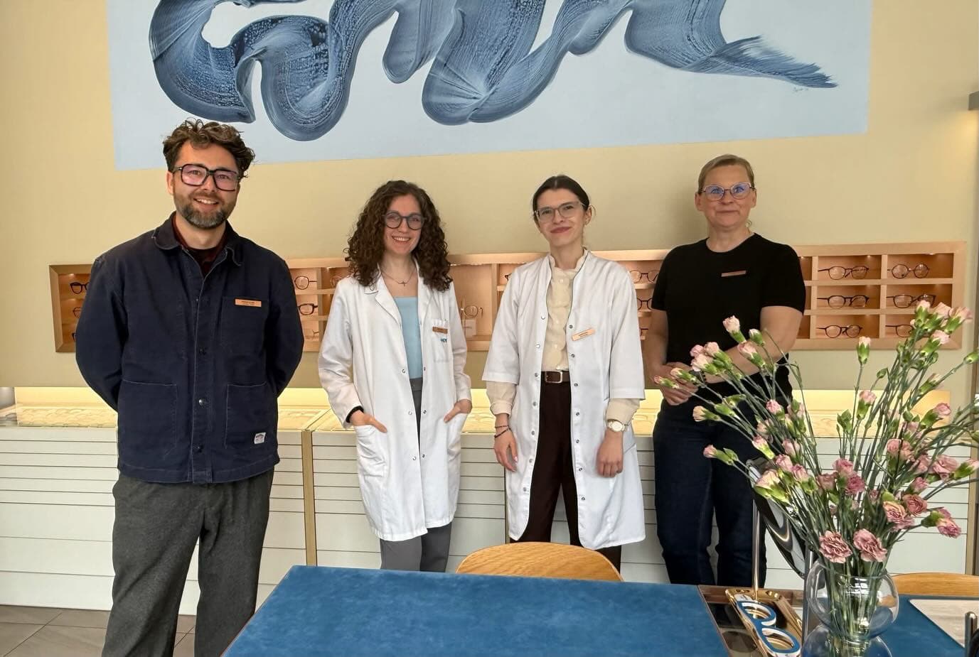 To jest Zespół przez wielkie „Z” - drugiego takiego w Poznaniu nie znajdziecie😍
Taką wspaniałą ekipę spotkacie na co dzień w naszym salonie. Wpadajcie, przymierzajcie, zbadajcie oczy i poczujcie ten klimat🙂
Optometrystki: Weronika Winiarska, Agnieszka Fudala
Optycy: Przemek Popiela, Karolina Starczewska