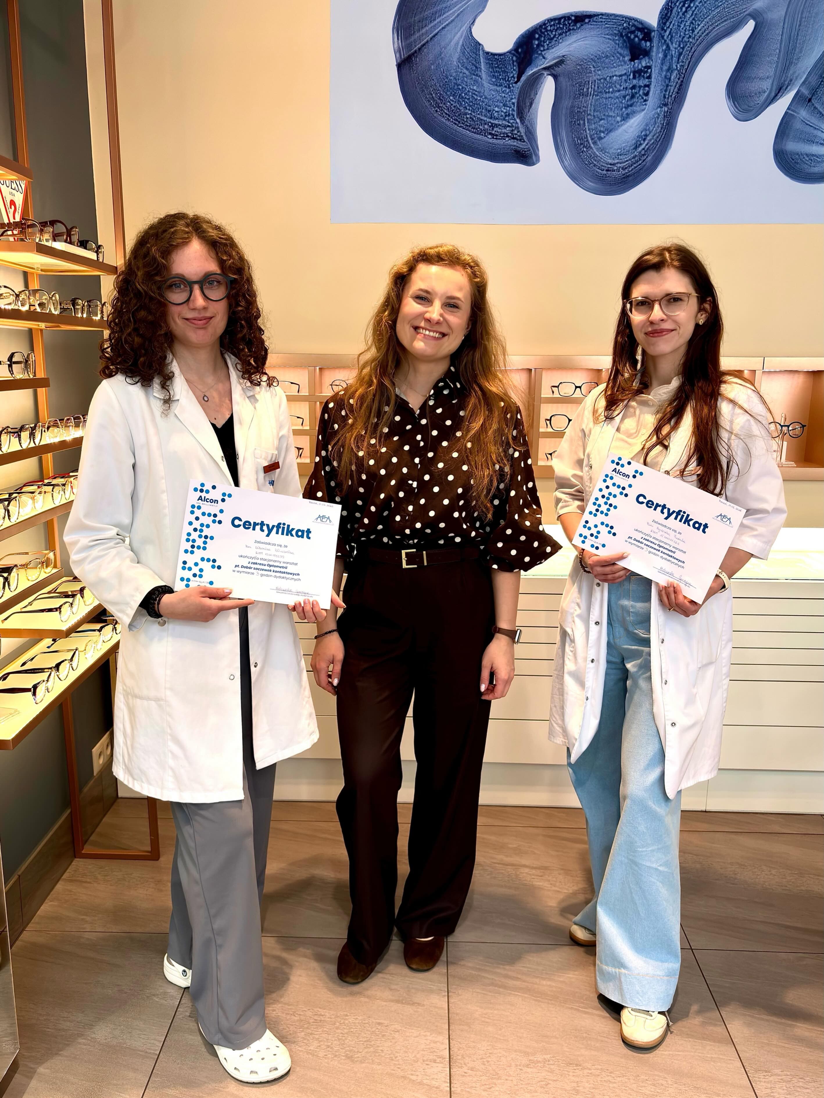 Nieustannie się rozwijamy, aby zapewniać Wam najwyższą jakość opieki nad wzrokiem 💪
Nasze optometrystki właśnie ukończyły specjalistyczny kurs doboru soczewek kontaktowych. Regularnie podnosimy swoje kwalifikacje, by jeszcze lepiej odpowiadać na Wasze potrzeby.
Dziękujemy za zaufanie! 💙