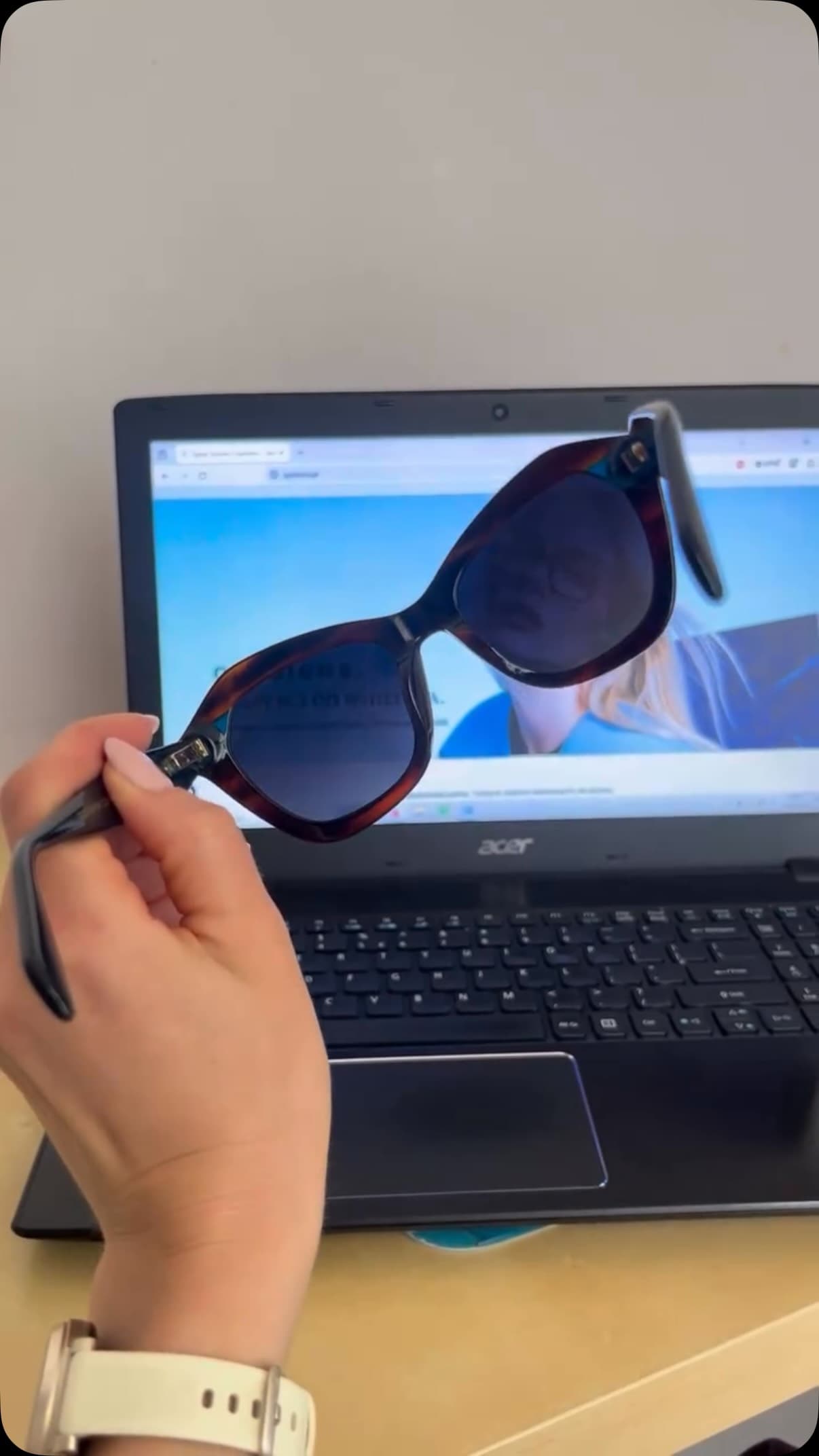 🕶️Jak sprawdzić, czy Twoje okulary mają polaryzację?
Spójrz na ekran laptopa lub telefonu i powoli obróć okulary. Jeśli obraz wyraźnie ściemnieje lub niemal zniknie – oznacza to, że soczewki mają polaryzację.
Dlaczego?
💻Ekrany emitują światło spolaryzowane, a soczewki z polaryzacją działają jak filtr, który przy odpowiednim kącie ogranicza jego przepuszczanie.
☀️Polaryzacja redukuje uciążliwe odblaski od wody, mokrej jezdni czy śniegu, dzięki czemu widzenie jest bardziej komfortowe, a oczy mniej się męczą.
💪Sprawdź swoje okulary i zobacz, czy przejdą ten test!